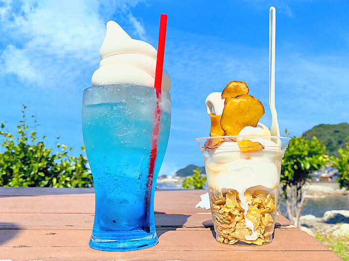 海を見ながら味わうクリームソーダが人気